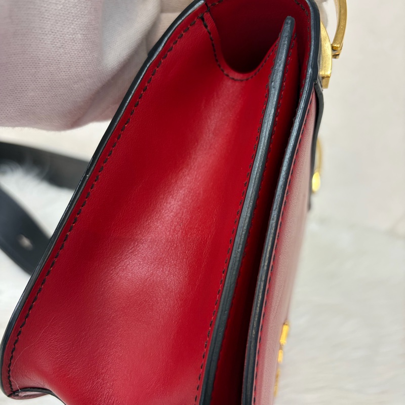 PRADA 1BD039 紅皮 黑皮 拼接 金釦 馬鞍包 斜背包-18