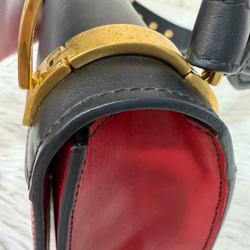 PRADA 1BD039 紅皮 黑皮 拼接 金釦 馬鞍包 斜背包-32