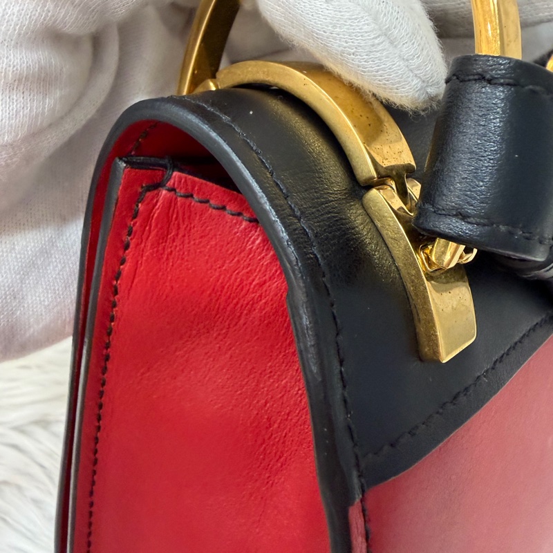 PRADA 1BD039 紅皮 黑皮 拼接 金釦 馬鞍包 斜背包-33