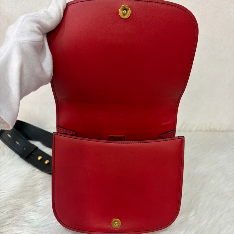 PRADA 1BD039 紅皮 黑皮 拼接 金釦 馬鞍包 斜背包-53