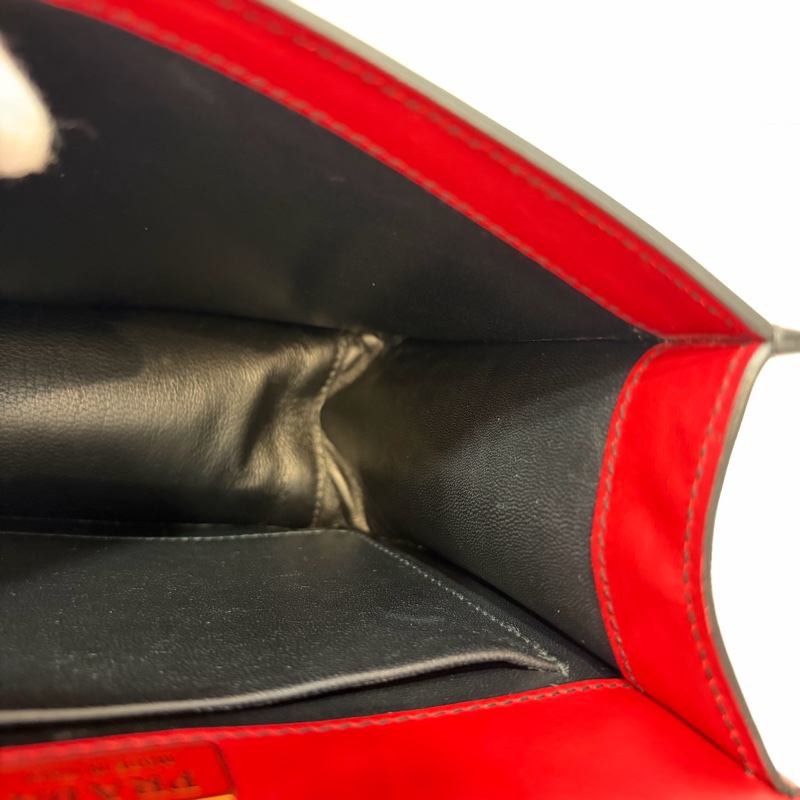 PRADA 1BD039 紅皮 黑皮 拼接 金釦 馬鞍包 斜背包-61