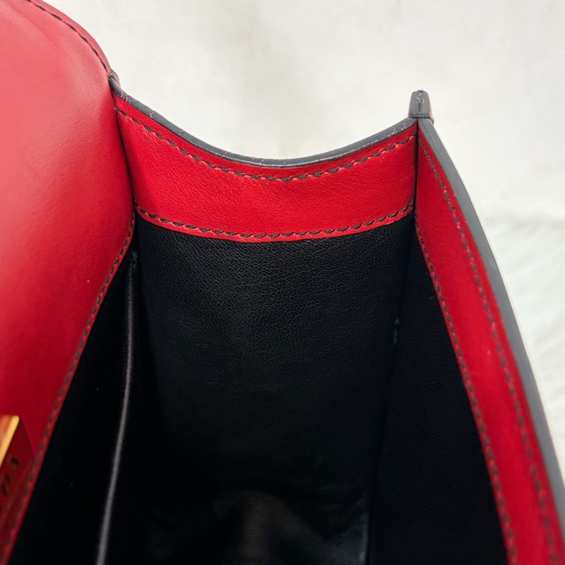 PRADA 1BD039 紅皮 黑皮 拼接 金釦 馬鞍包 斜背包-64