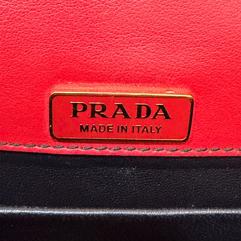 PRADA 1BD039 紅皮 黑皮 拼接 金釦 馬鞍包 斜背包-65