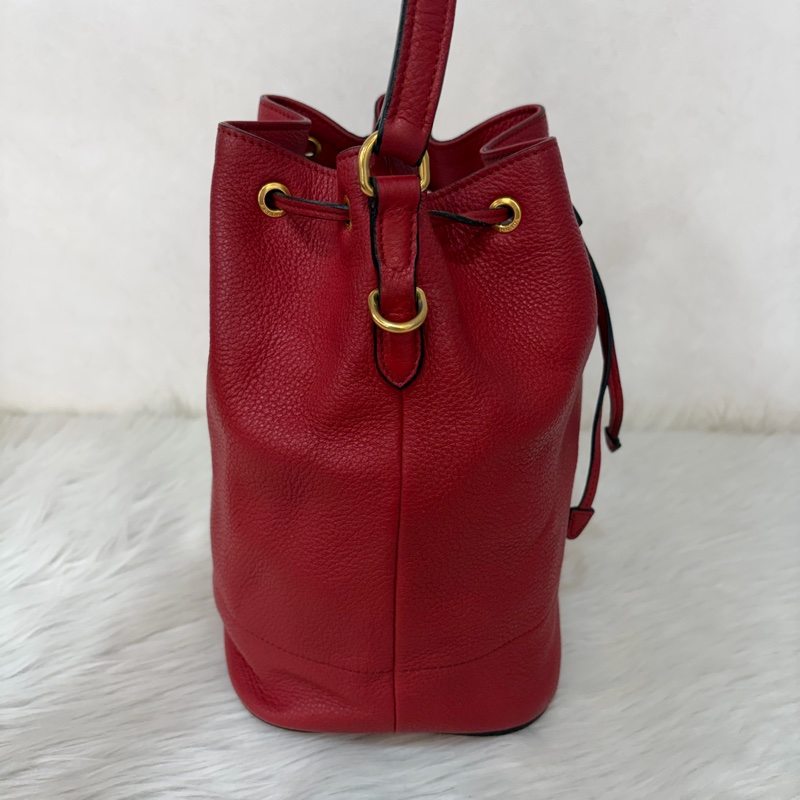 PRADA 1BE018 紅皮 荔枝紋 金釦 手提包 斜背包 水桶包-2