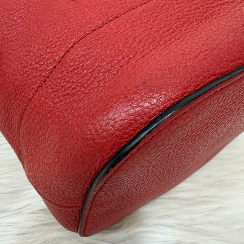 PRADA 1BE018 紅皮 荔枝紋 金釦 手提包 斜背包 水桶包-6