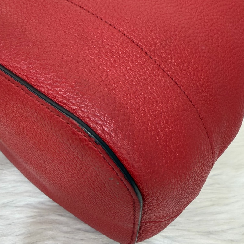 PRADA 1BE018 紅皮 荔枝紋 金釦 手提包 斜背包 水桶包-9