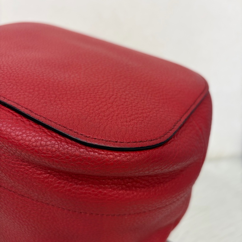 PRADA 1BE018 紅皮 荔枝紋 金釦 手提包 斜背包 水桶包-11