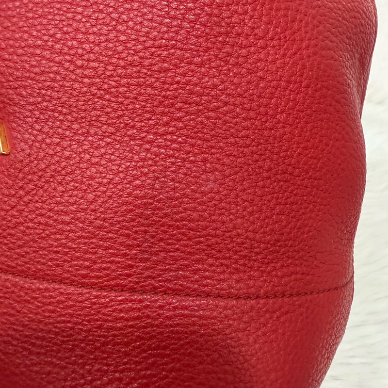 PRADA 1BE018 紅皮 荔枝紋 金釦 手提包 斜背包 水桶包-16