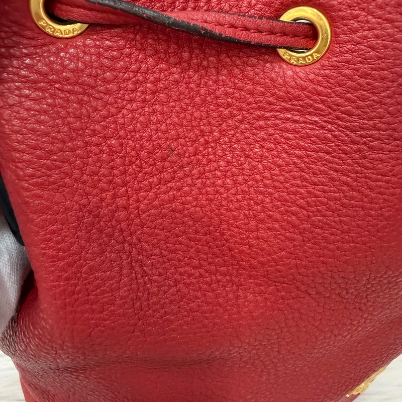 PRADA 1BE018 紅皮 荔枝紋 金釦 手提包 斜背包 水桶包-17