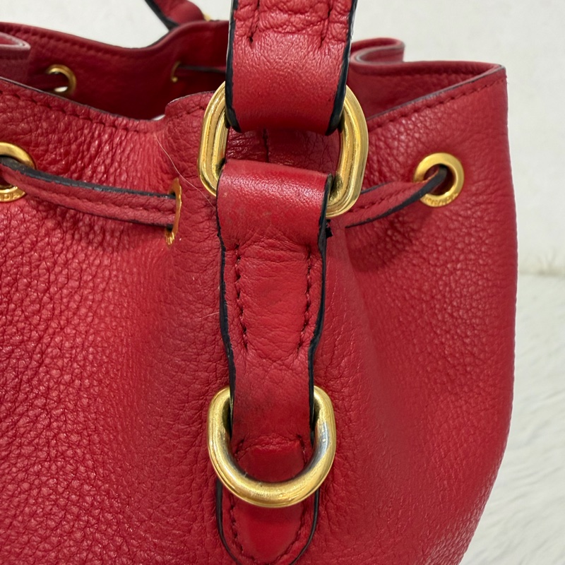 PRADA 1BE018 紅皮 荔枝紋 金釦 手提包 斜背包 水桶包-21