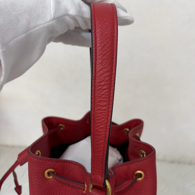 PRADA 1BE018 紅皮 荔枝紋 金釦 手提包 斜背包 水桶包-26