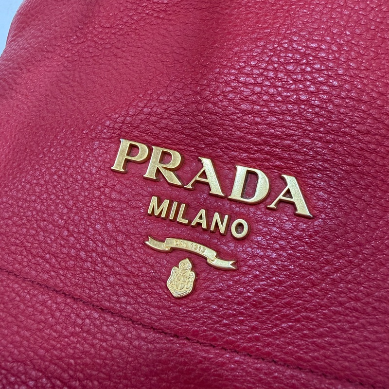 PRADA 1BE018 紅皮 荔枝紋 金釦 手提包 斜背包 水桶包-28