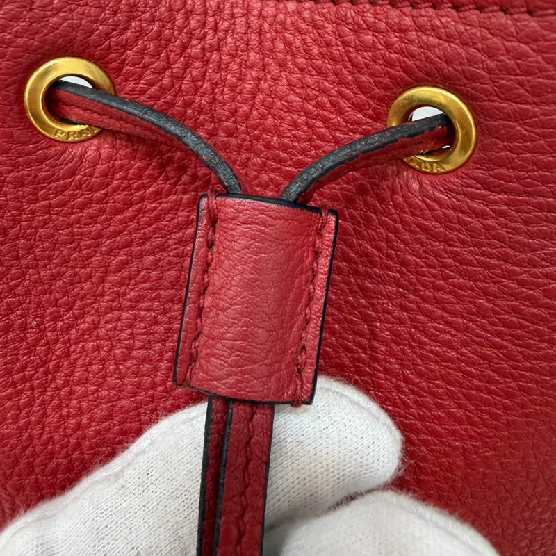 PRADA 1BE018 紅皮 荔枝紋 金釦 手提包 斜背包 水桶包-29
