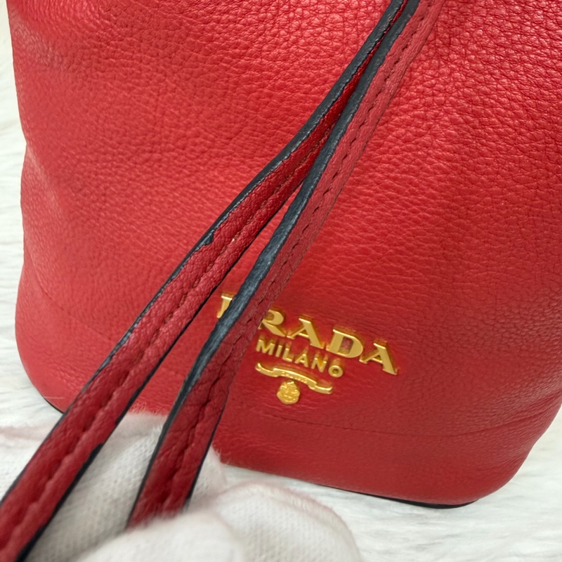 PRADA 1BE018 紅皮 荔枝紋 金釦 手提包 斜背包 水桶包-30