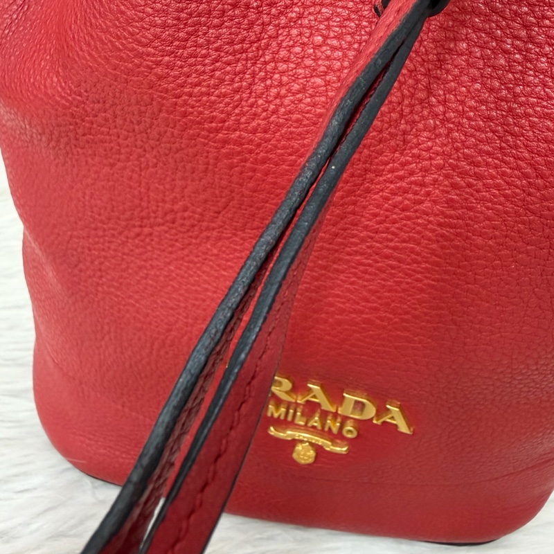 PRADA 1BE018 紅皮 荔枝紋 金釦 手提包 斜背包 水桶包-31