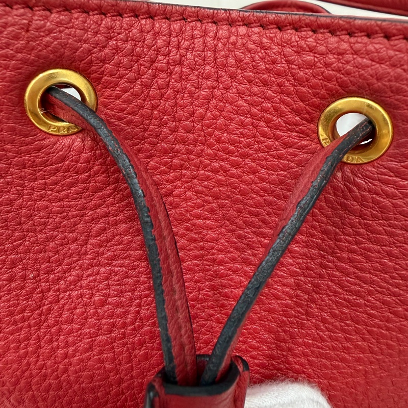 PRADA 1BE018 紅皮 荔枝紋 金釦 手提包 斜背包 水桶包-34