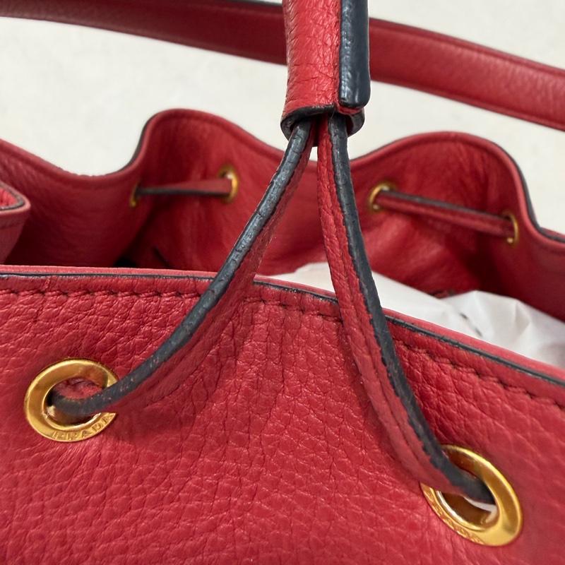 PRADA 1BE018 紅皮 荔枝紋 金釦 手提包 斜背包 水桶包-35