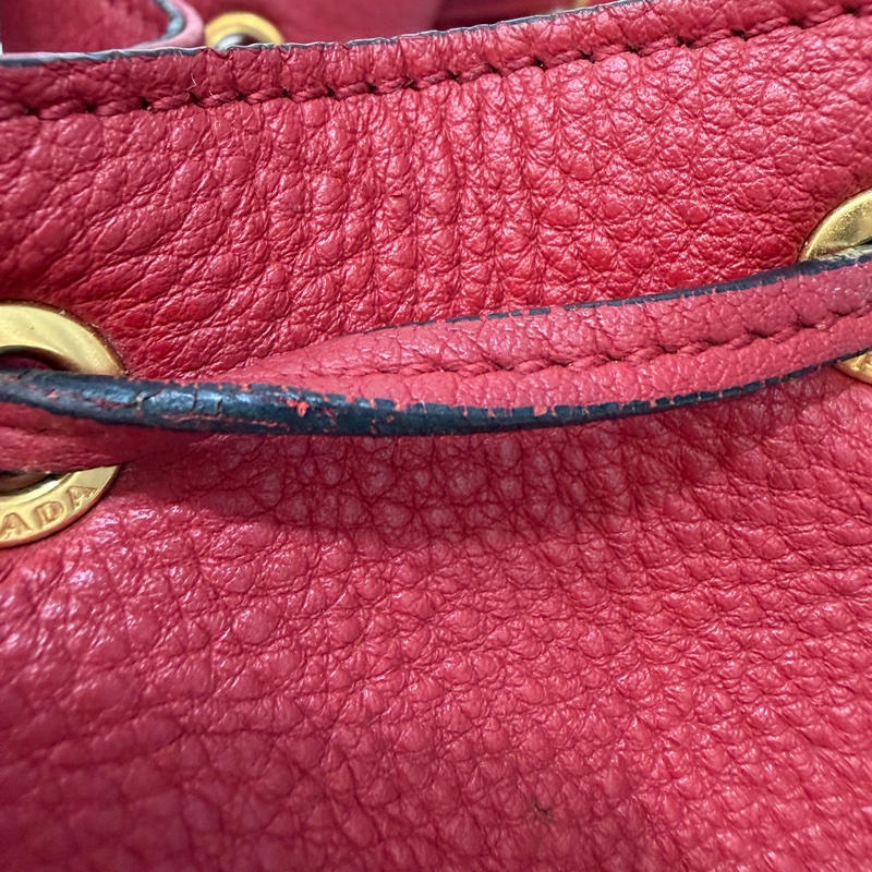 PRADA 1BE018 紅皮 荔枝紋 金釦 手提包 斜背包 水桶包-36