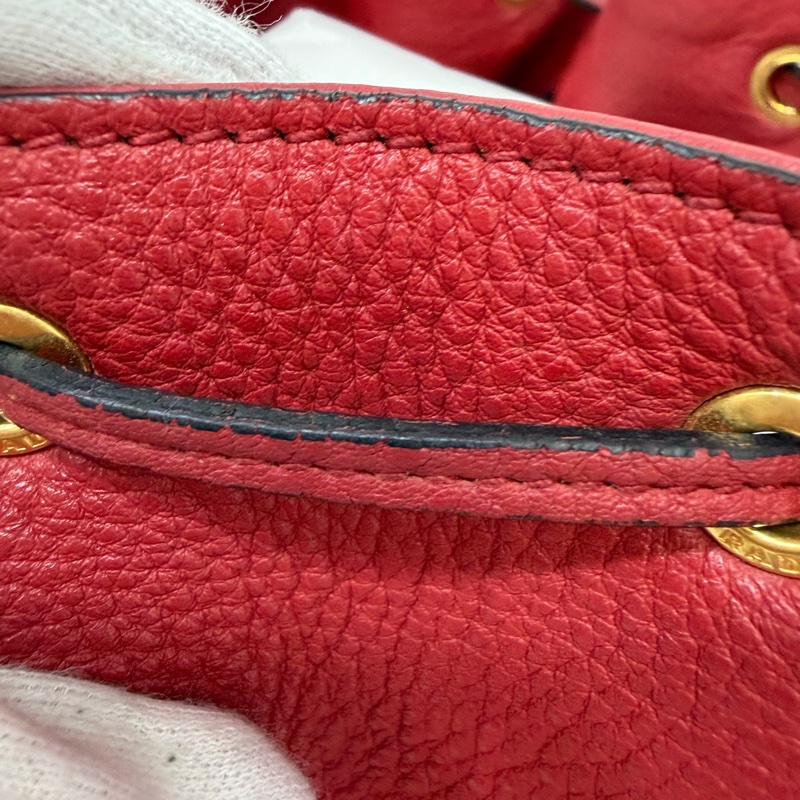 PRADA 1BE018 紅皮 荔枝紋 金釦 手提包 斜背包 水桶包-37