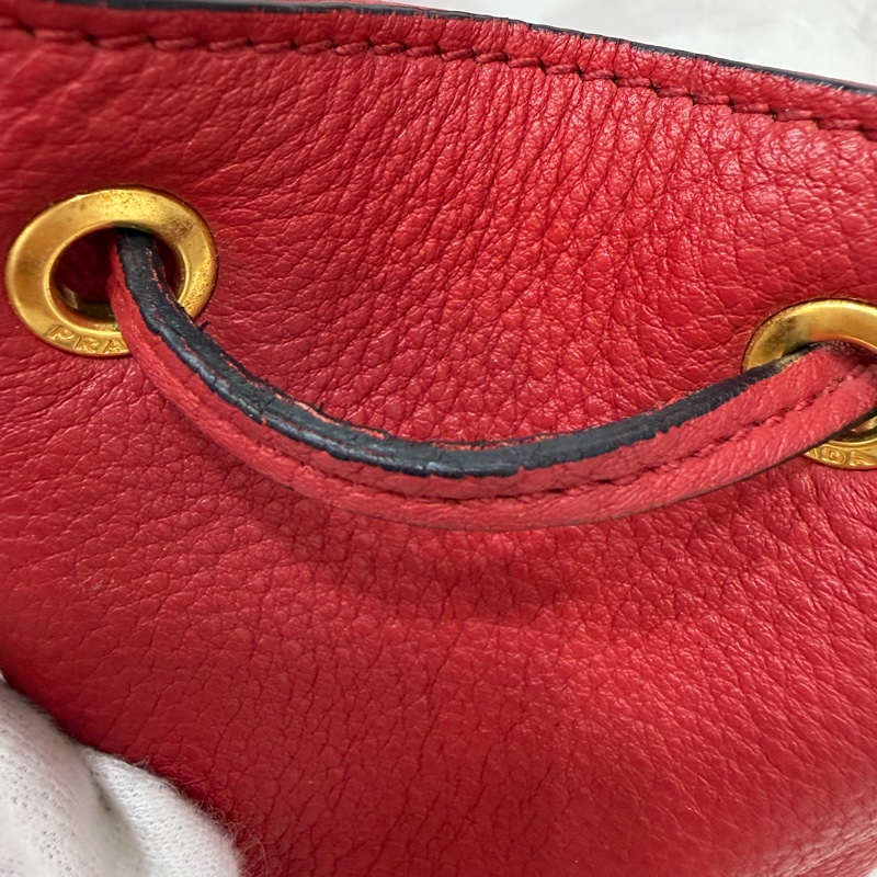 PRADA 1BE018 紅皮 荔枝紋 金釦 手提包 斜背包 水桶包-38