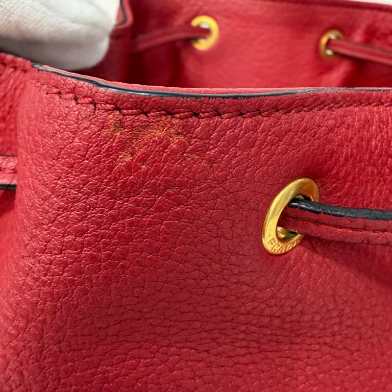 PRADA 1BE018 紅皮 荔枝紋 金釦 手提包 斜背包 水桶包-39
