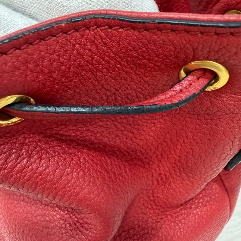 PRADA 1BE018 紅皮 荔枝紋 金釦 手提包 斜背包 水桶包-41