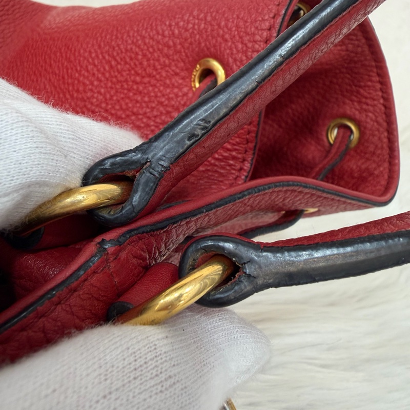 PRADA 1BE018 紅皮 荔枝紋 金釦 手提包 斜背包 水桶包-42