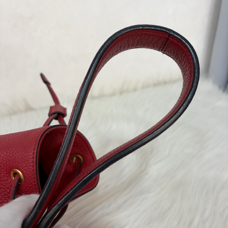 PRADA 1BE018 紅皮 荔枝紋 金釦 手提包 斜背包 水桶包-43
