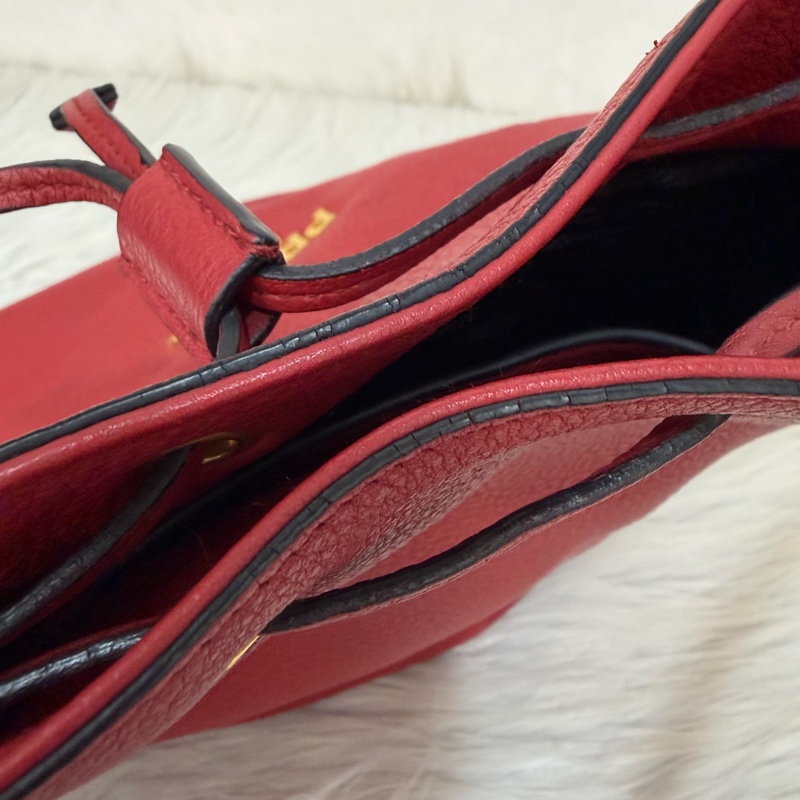 PRADA 1BE018 紅皮 荔枝紋 金釦 手提包 斜背包 水桶包-46