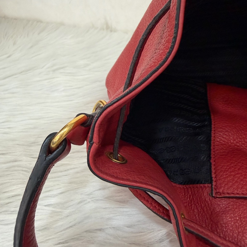 PRADA 1BE018 紅皮 荔枝紋 金釦 手提包 斜背包 水桶包-48