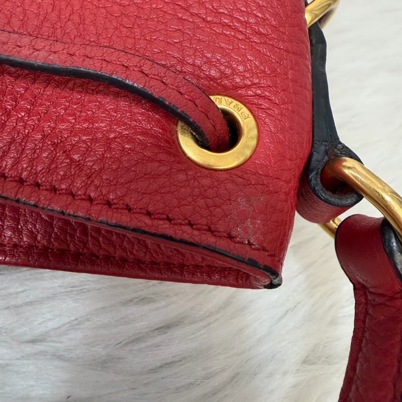 PRADA 1BE018 紅皮 荔枝紋 金釦 手提包 斜背包 水桶包-49