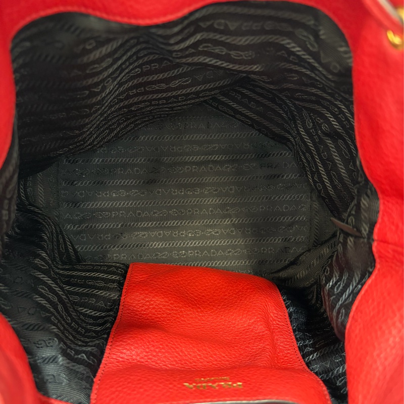 PRADA 1BE018 紅皮 荔枝紋 金釦 手提包 斜背包 水桶包-50