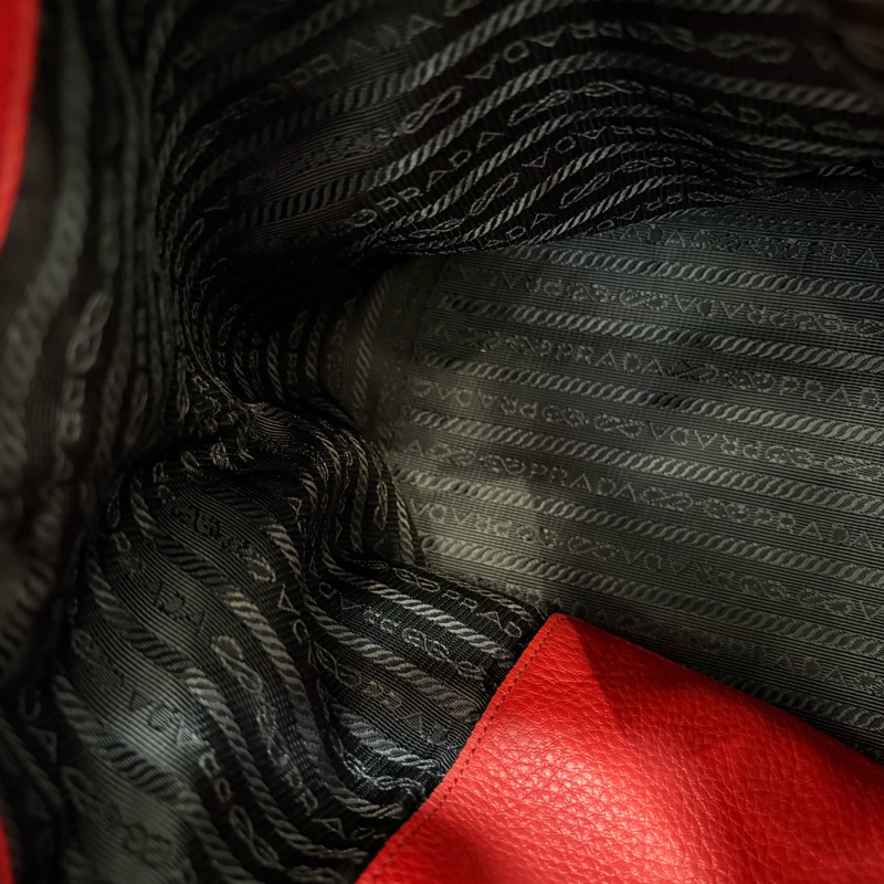 PRADA 1BE018 紅皮 荔枝紋 金釦 手提包 斜背包 水桶包-51