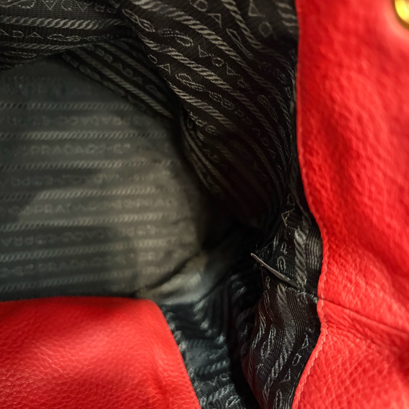 PRADA 1BE018 紅皮 荔枝紋 金釦 手提包 斜背包 水桶包-52