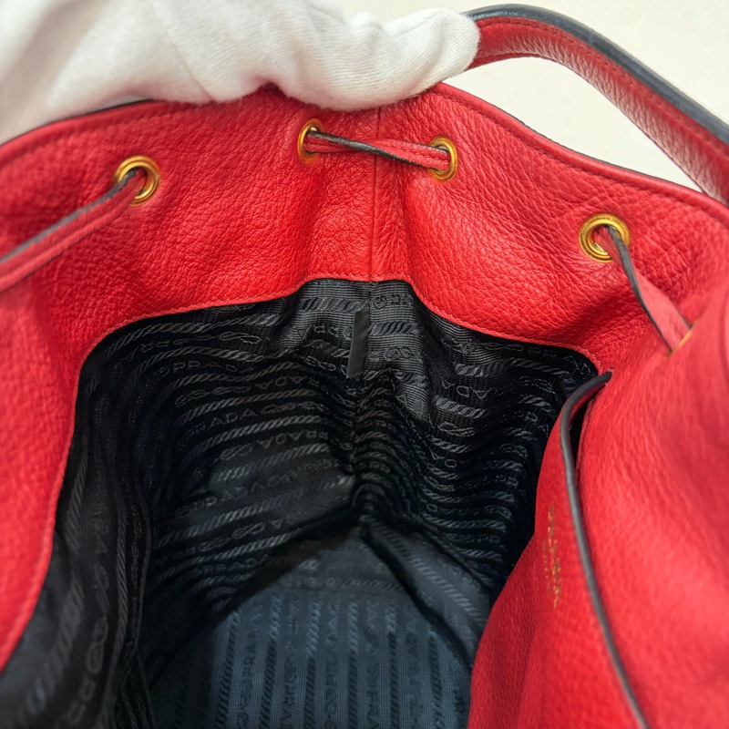 PRADA 1BE018 紅皮 荔枝紋 金釦 手提包 斜背包 水桶包-53