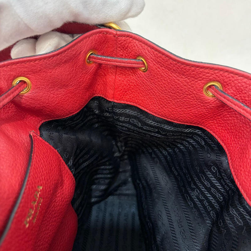 PRADA 1BE018 紅皮 荔枝紋 金釦 手提包 斜背包 水桶包-54