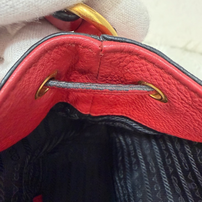 PRADA 1BE018 紅皮 荔枝紋 金釦 手提包 斜背包 水桶包-55
