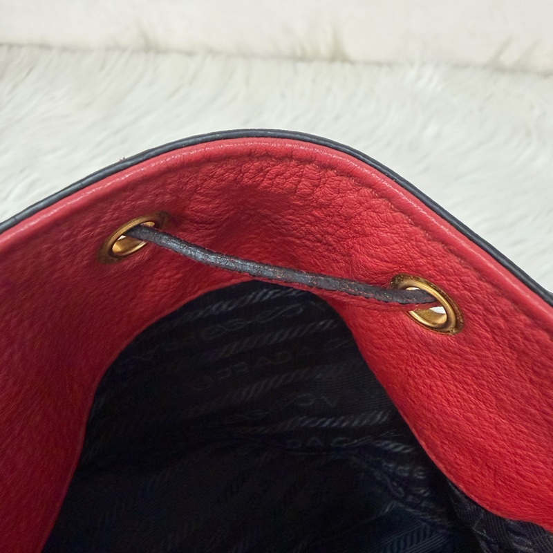 PRADA 1BE018 紅皮 荔枝紋 金釦 手提包 斜背包 水桶包-57