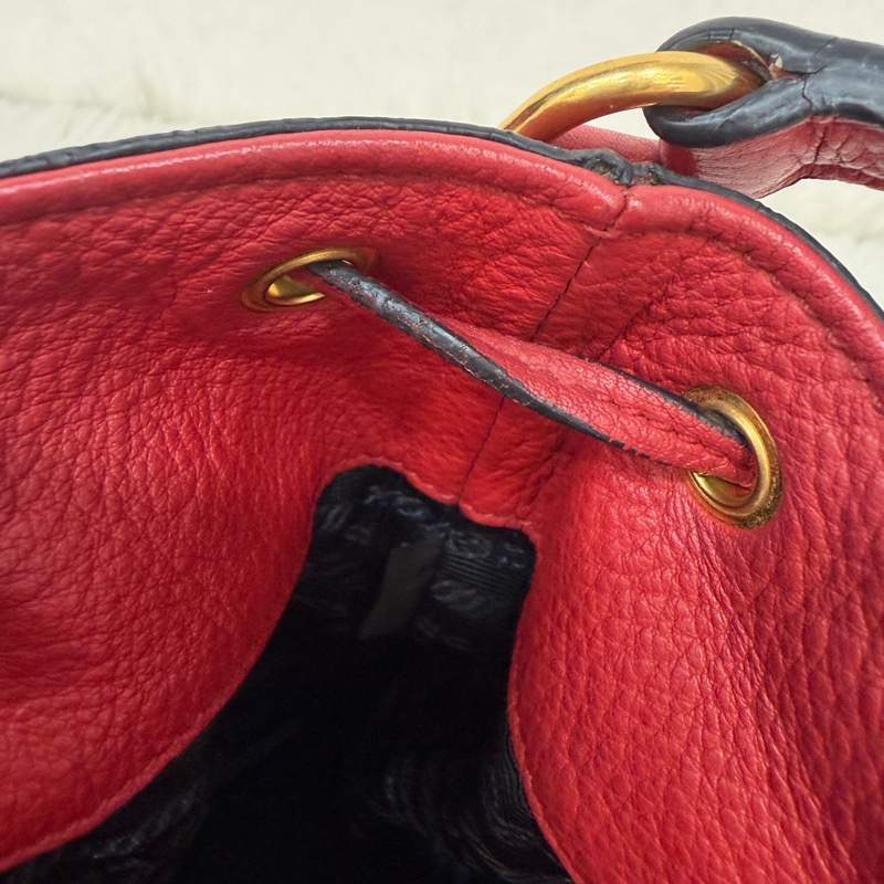 PRADA 1BE018 紅皮 荔枝紋 金釦 手提包 斜背包 水桶包-58
