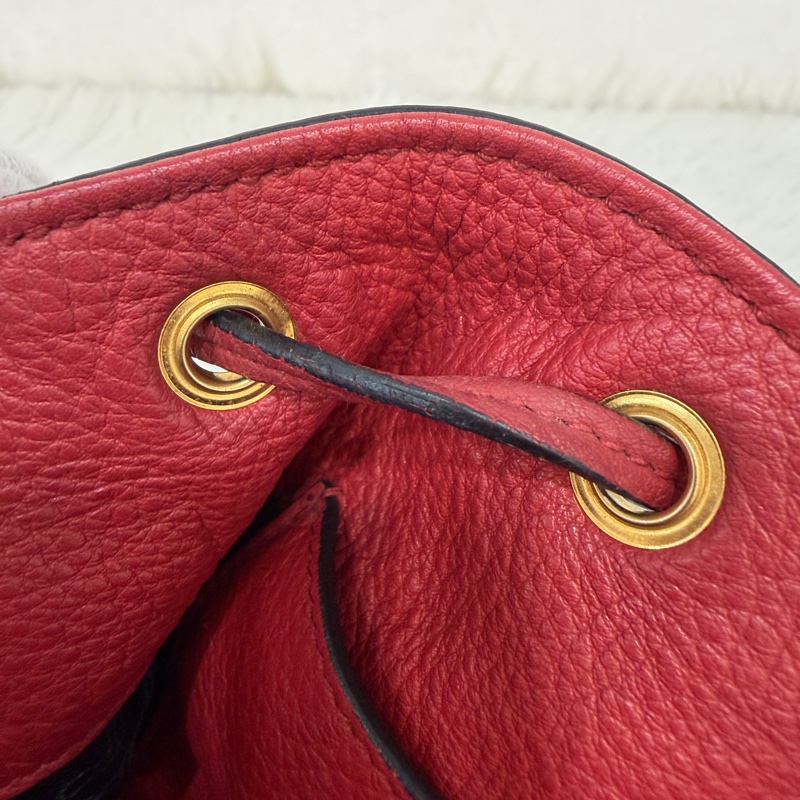 PRADA 1BE018 紅皮 荔枝紋 金釦 手提包 斜背包 水桶包-59