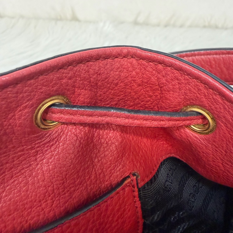 PRADA 1BE018 紅皮 荔枝紋 金釦 手提包 斜背包 水桶包-60