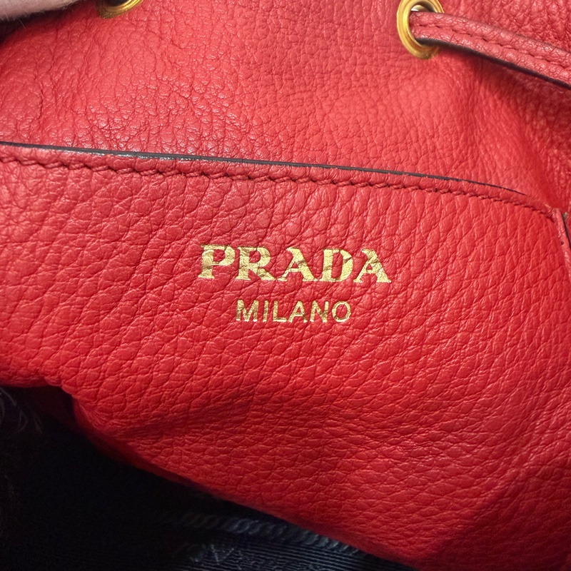 PRADA 1BE018 紅皮 荔枝紋 金釦 手提包 斜背包 水桶包-61