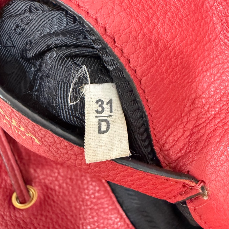 PRADA 1BE018 紅皮 荔枝紋 金釦 手提包 斜背包 水桶包-63