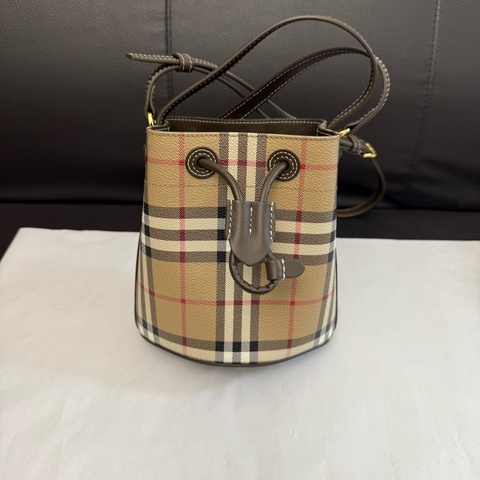 99.9新 Burberry博柏利經典格紋抽繩水桶包手提單肩斜挎包好尺寸：17×18×10cm。