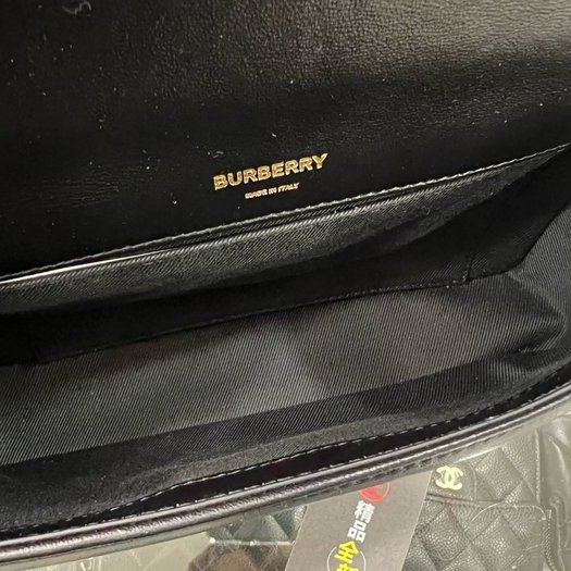 東區正精品㊣BURBERRY 8059509 LOLA 全新小款黑色羊皮全皮車線TB金釦金鍊帶釦式翻蓋斜背包 RA1681-8