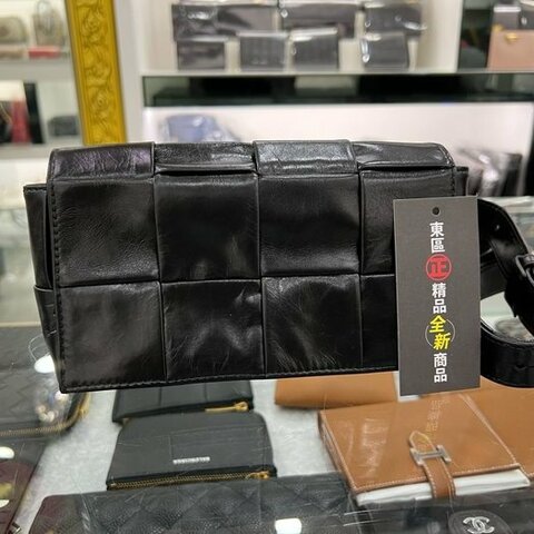東區正精品㊣BV Bottega Veneta 651053 CASSETTE 全新黑色仿舊皮革大編織胸口包腰包 RZ
