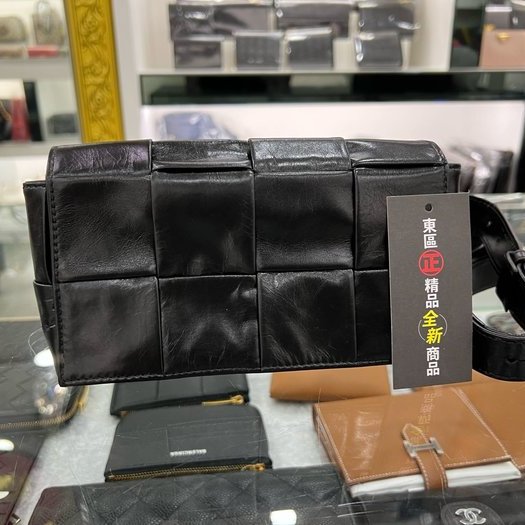 東區正精品㊣BV Bottega Veneta 651053 CASSETTE 全新黑色仿舊皮革大編織胸口包腰包 RZ-0