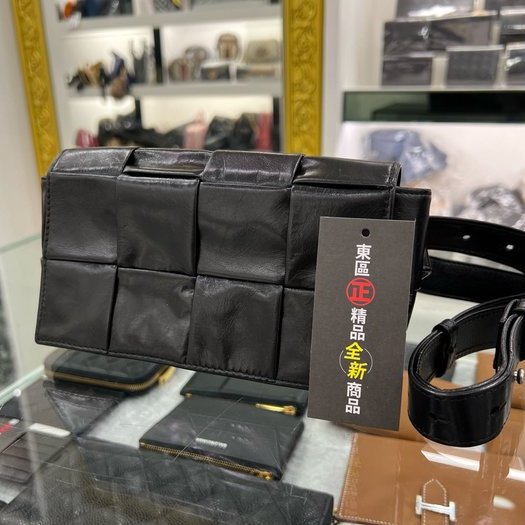 東區正精品㊣BV Bottega Veneta 651053 CASSETTE 全新黑色仿舊皮革大編織胸口包腰包 RZ-1