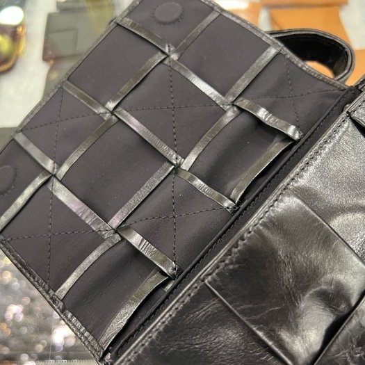 東區正精品㊣BV Bottega Veneta 651053 CASSETTE 全新黑色仿舊皮革大編織胸口包腰包 RZ-2