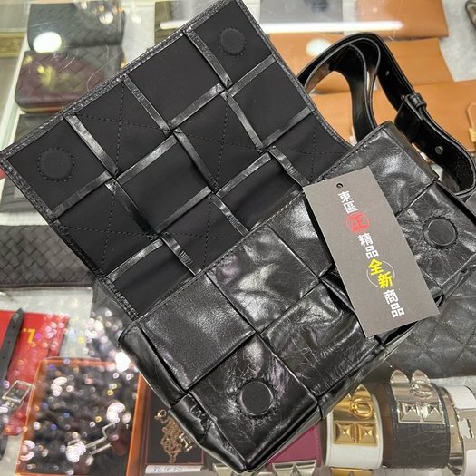 東區正精品㊣BV Bottega Veneta 651053 CASSETTE 全新黑色仿舊皮革大編織胸口包腰包 RZ-3